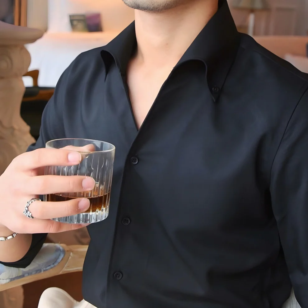 CLASSIC BUTTON-DOWN SHIRT